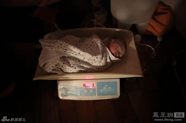 美摄影师记录孕妇水中分娩全程