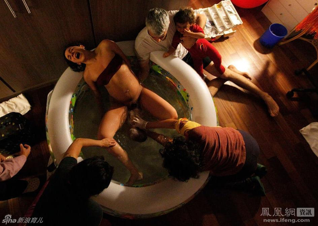 美摄影师记录孕妇水中分娩全程