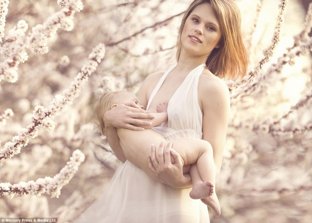 摄影师拍母亲哺乳唯美照片