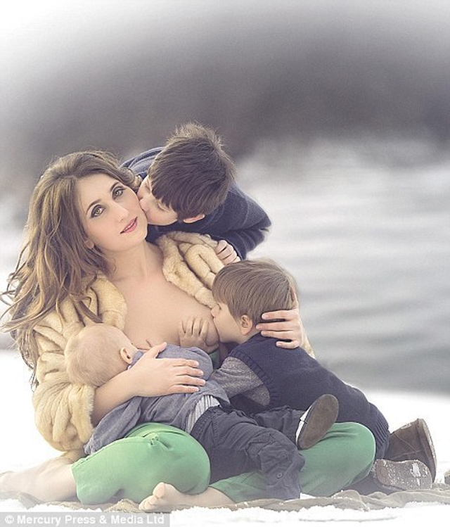 摄影师拍母亲哺乳唯美照片