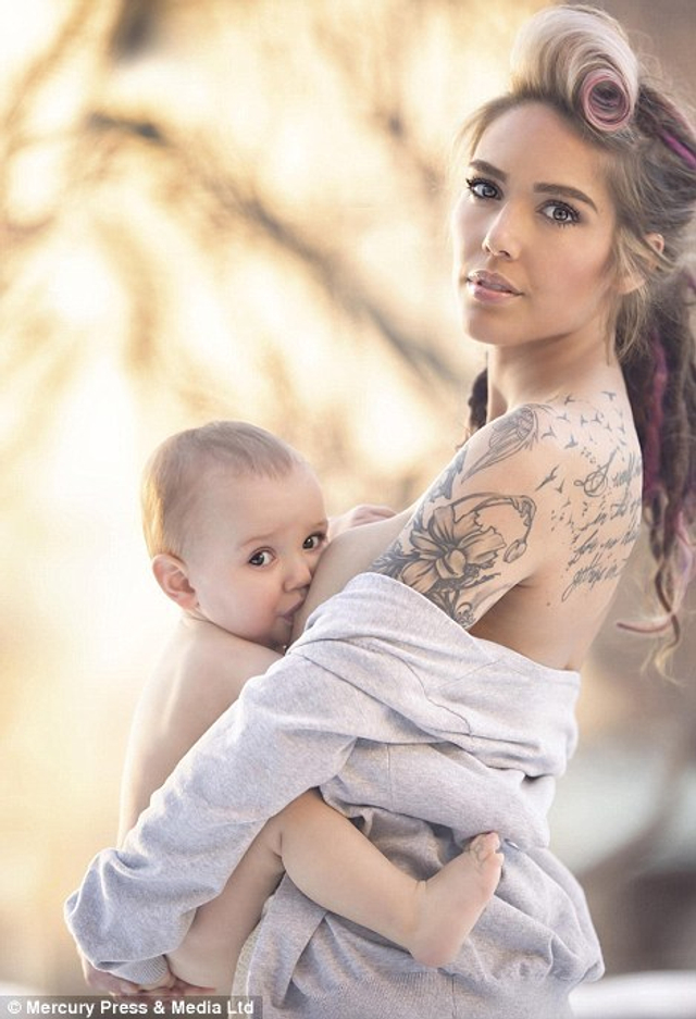 摄影师拍母亲哺乳唯美照片