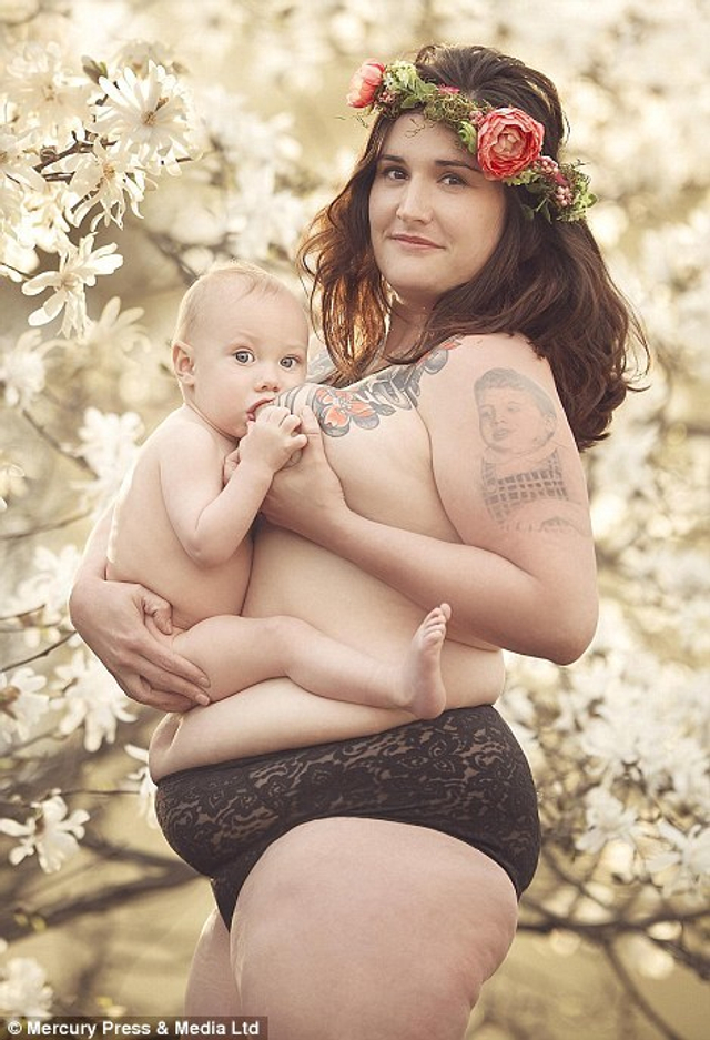 摄影师拍母亲哺乳唯美照片