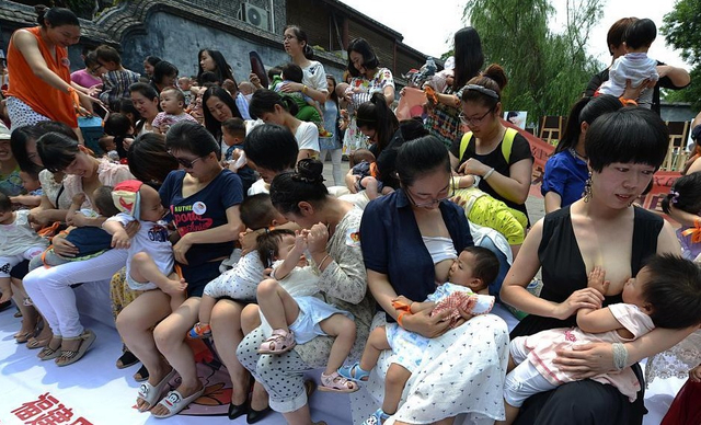 福州辣妈街头哺乳快闪 支持母乳喂养