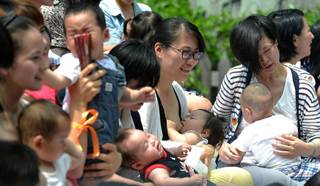 福州辣妈街头哺乳快闪 支持母乳喂养