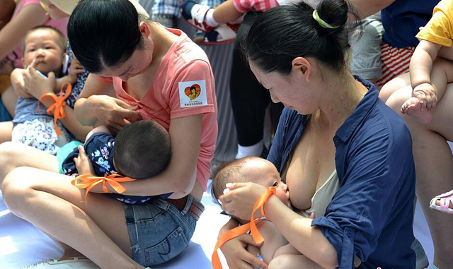 福州辣妈街头哺乳快闪 支持母乳喂养