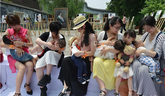 福州辣妈街头哺乳快闪 支持母乳喂养