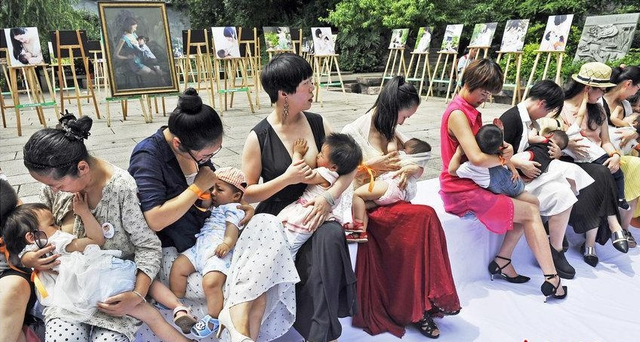 福州辣妈街头哺乳快闪 支持母乳喂养