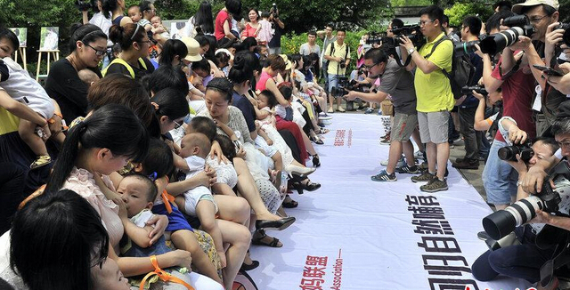 福州辣妈街头哺乳快闪 支持母乳喂养