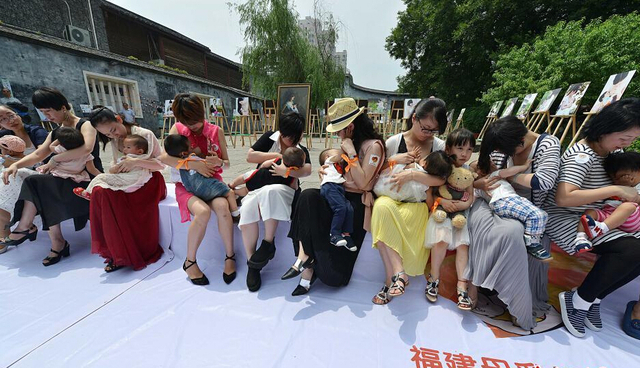 福州辣妈街头哺乳快闪 支持母乳喂养