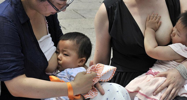 福州辣妈街头哺乳快闪 支持母乳喂养