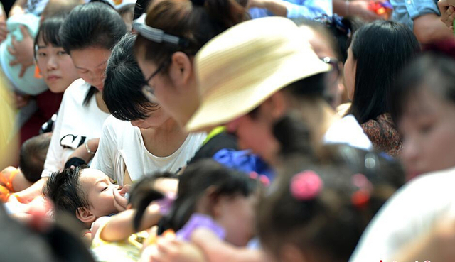 福州辣妈街头哺乳快闪 支持母乳喂养