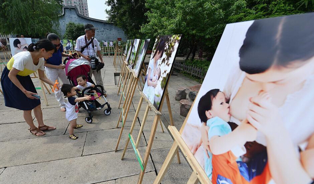 福州辣妈街头哺乳快闪 支持母乳喂养