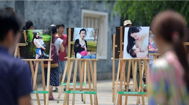 福州辣妈街头哺乳快闪 支持母乳喂养