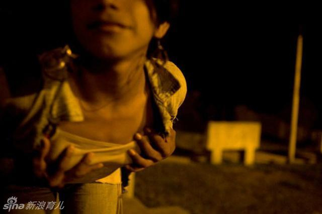 悲哀！摄影师拍摄秘鲁山村的异装童妓