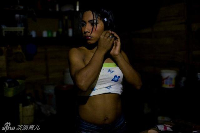 悲哀！摄影师拍摄秘鲁山村的异装童妓