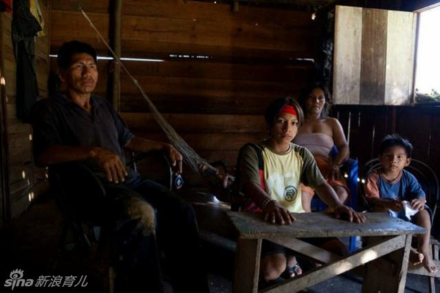 悲哀！摄影师拍摄秘鲁山村的异装童妓