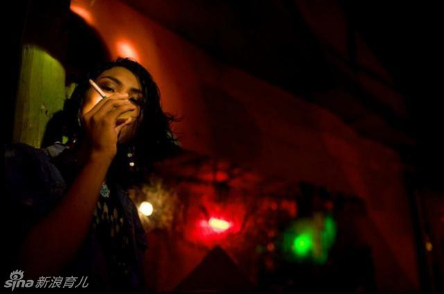 悲哀！摄影师拍摄秘鲁山村的异装童妓