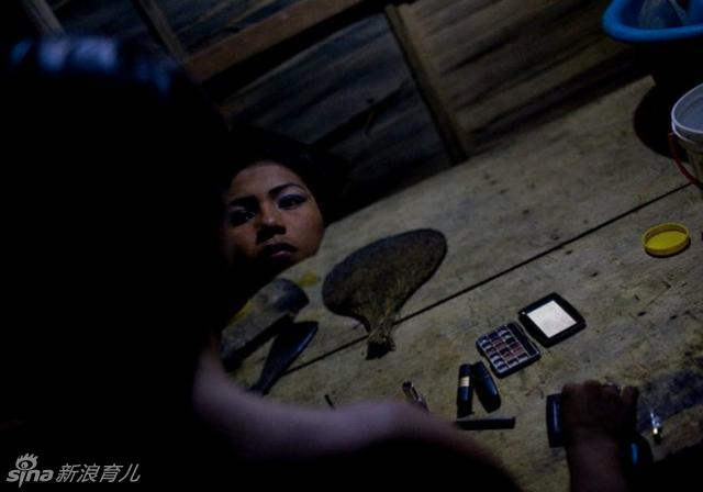 悲哀！摄影师拍摄秘鲁山村的异装童妓