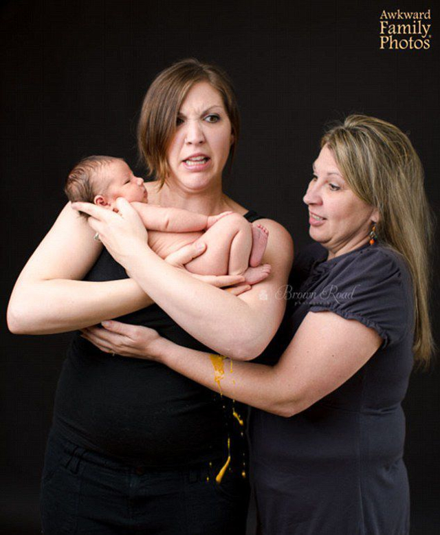 女子抱婴儿拍全家福遭遇孩子排便被抓拍