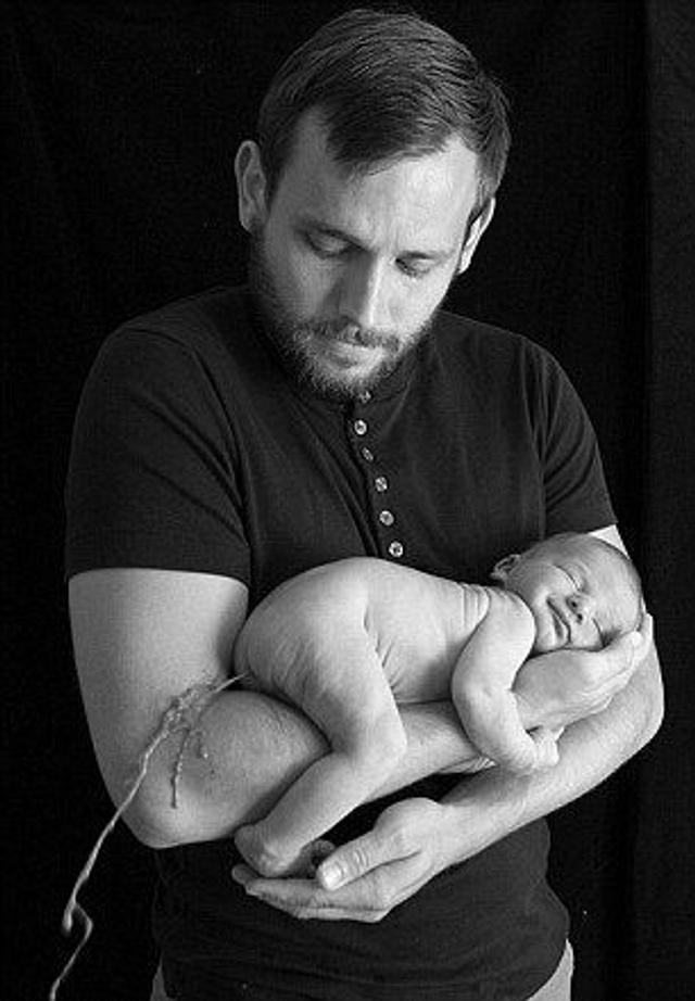 女子抱婴儿拍全家福遭遇孩子排便被抓拍