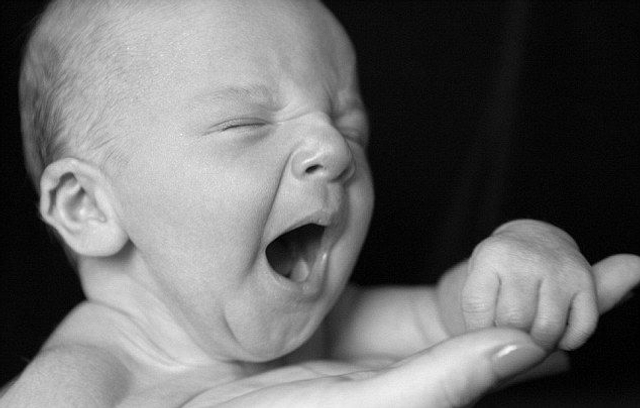 女子抱婴儿拍全家福遭遇孩子排便被抓拍