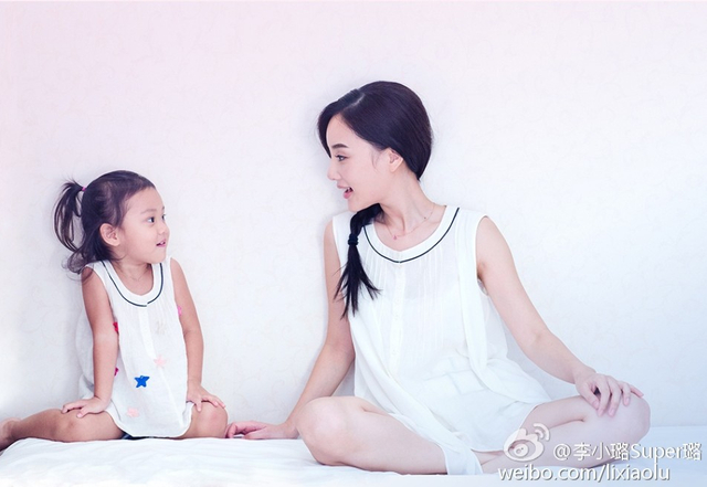 李小璐与甜馨拍亲子写真 母女对视画面温馨