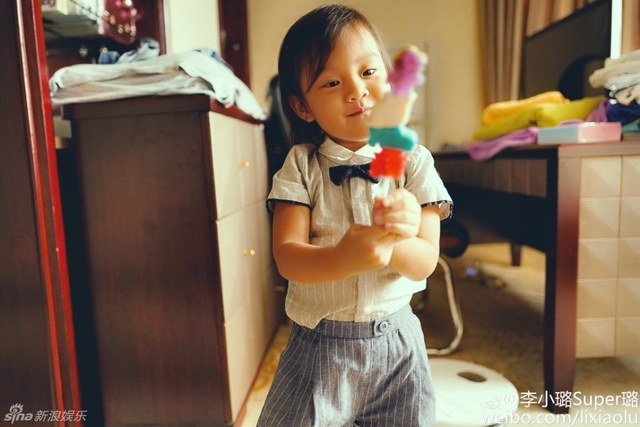 甜馨与李小璐穿亲子装