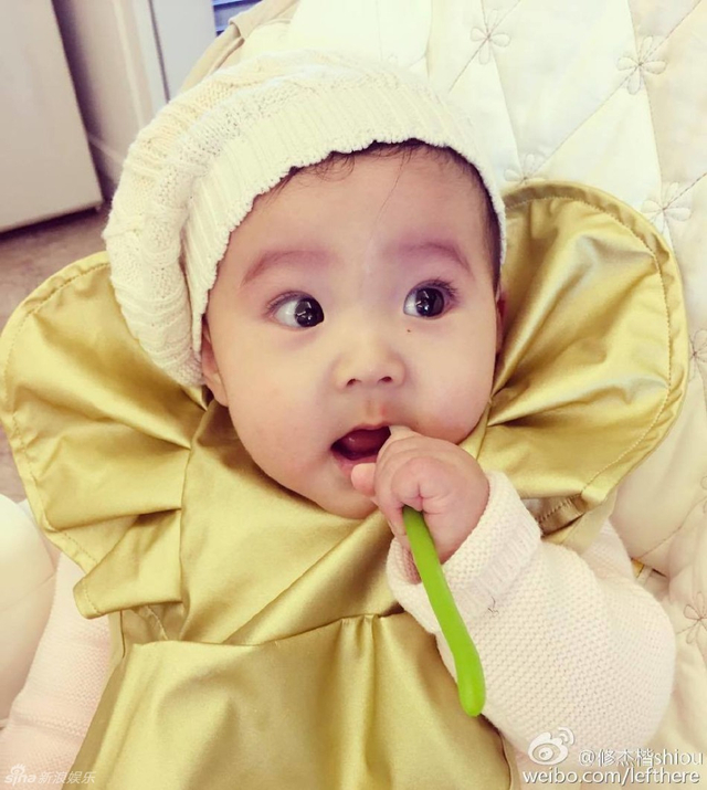 贾静雯女儿吃饭超激萌