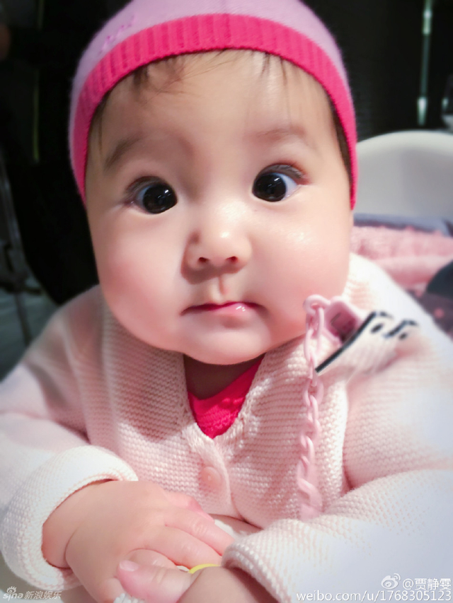 贾静雯女儿吃饭超激萌