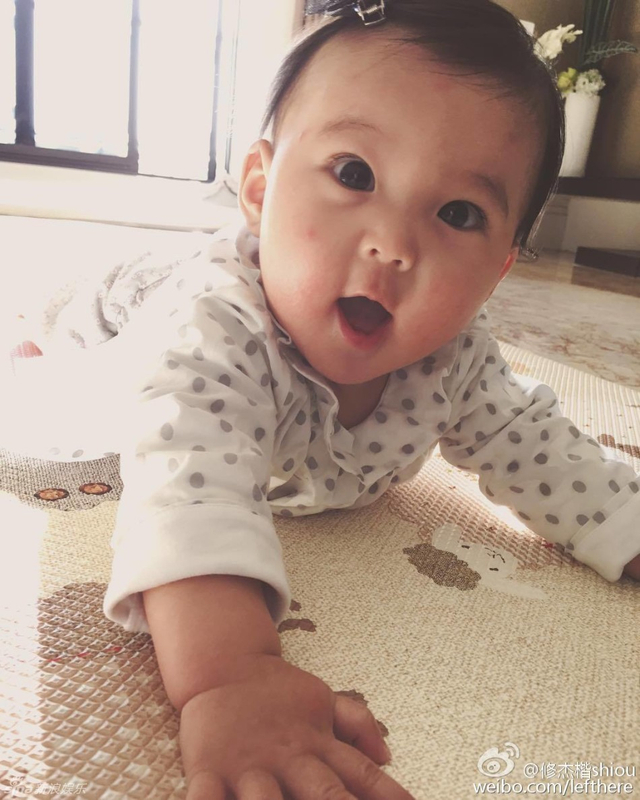 贾静雯女儿吃饭超激萌