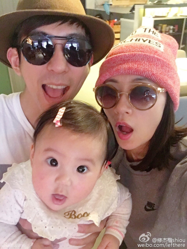 贾静雯女儿吃饭超激萌