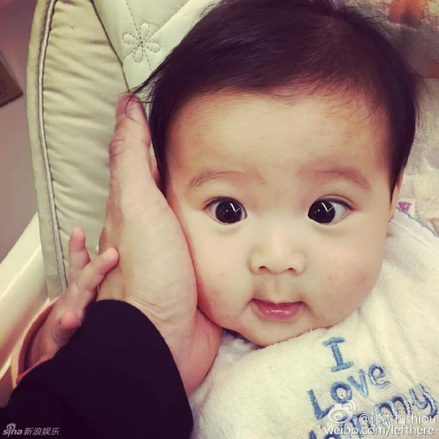 贾静雯女儿吃饭超激萌