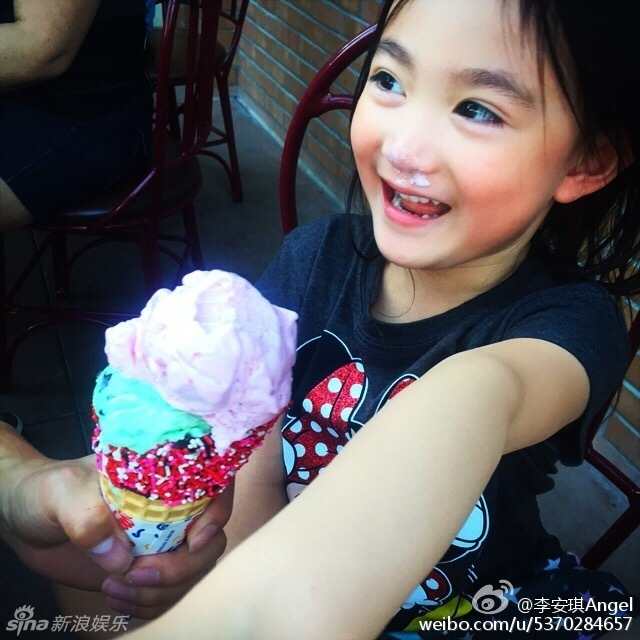 奥莉吃冰激凌甜笑可爱