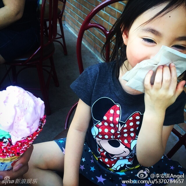 奥莉吃冰激凌甜笑可爱