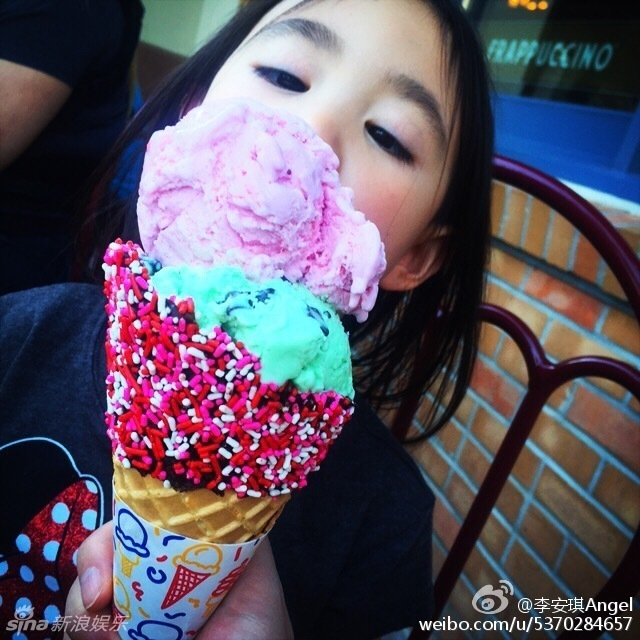 奥莉吃冰激凌甜笑可爱