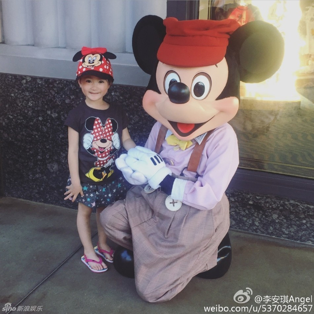 奥莉吃冰激凌甜笑可爱