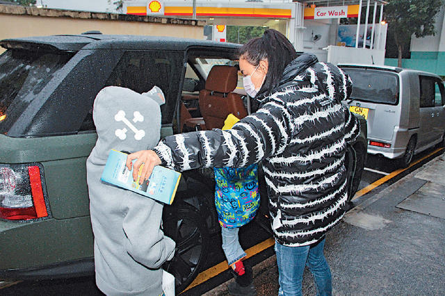 张柏芝素颜带儿子逛超市