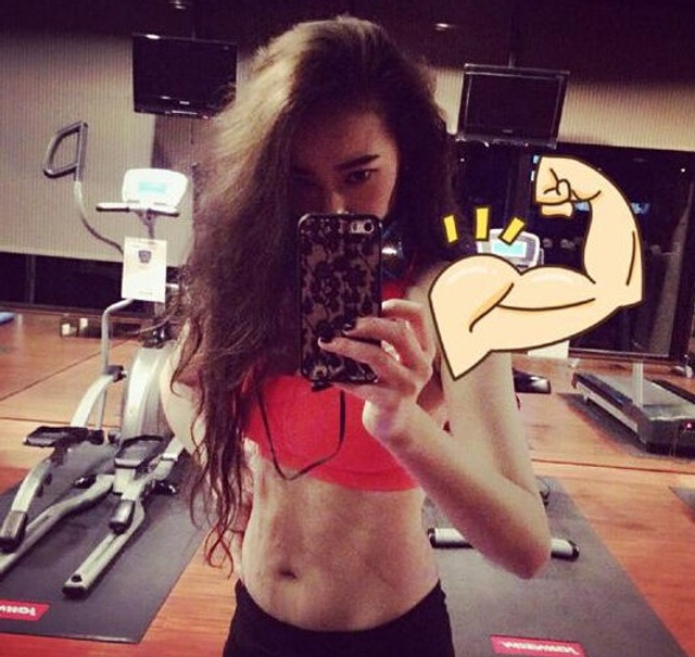 欧弟老婆晒喂女儿吃柠檬照