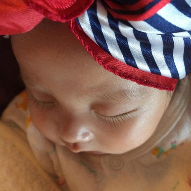 欧弟老婆晒喂女儿吃柠檬照