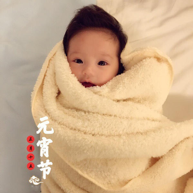 欧弟老婆晒喂女儿吃柠檬照