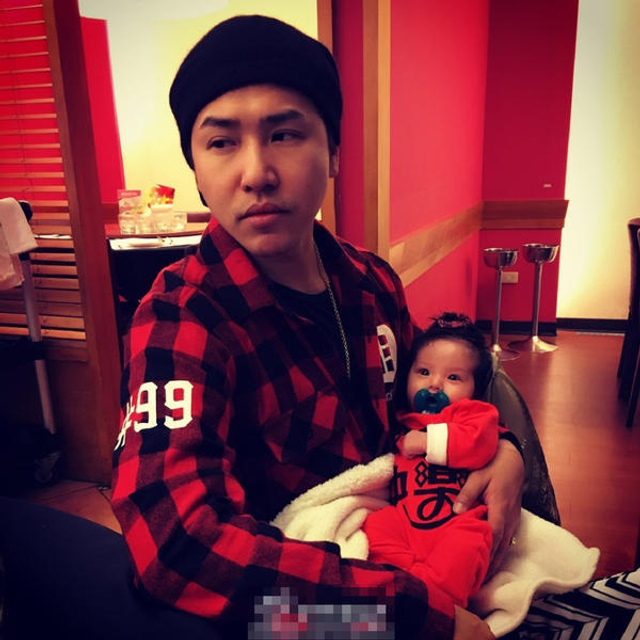 欧弟老婆晒喂女儿吃柠檬照