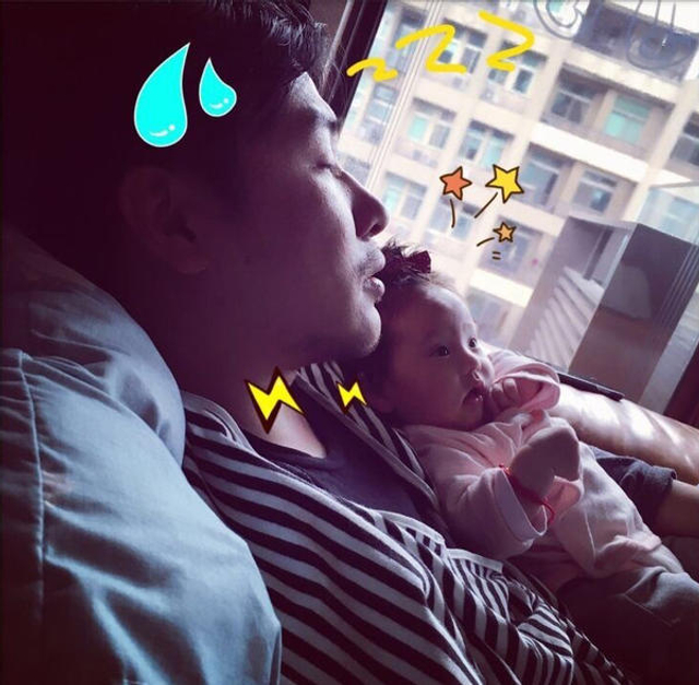 欧弟老婆晒喂女儿吃柠檬照