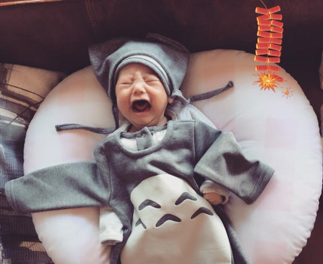 欧弟老婆晒喂女儿吃柠檬照