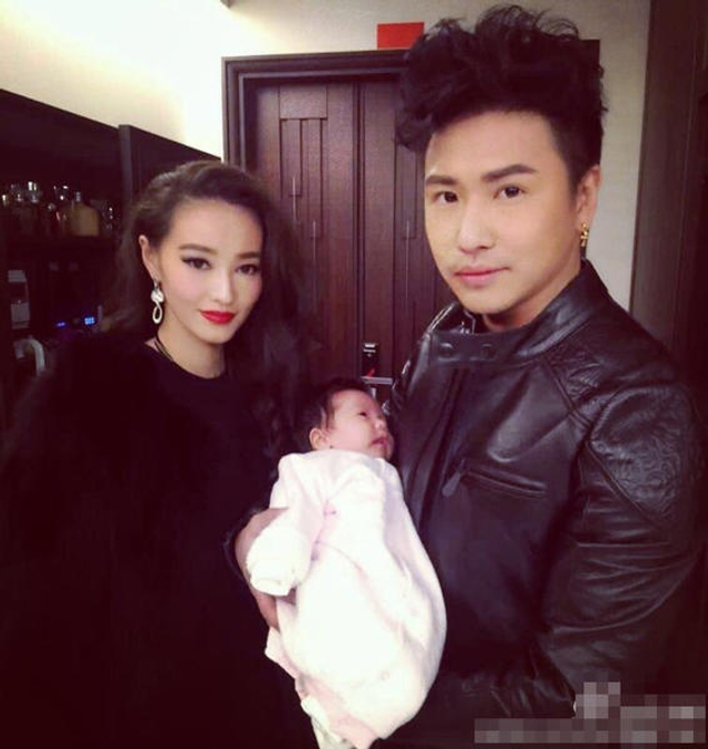 欧弟老婆晒喂女儿吃柠檬照