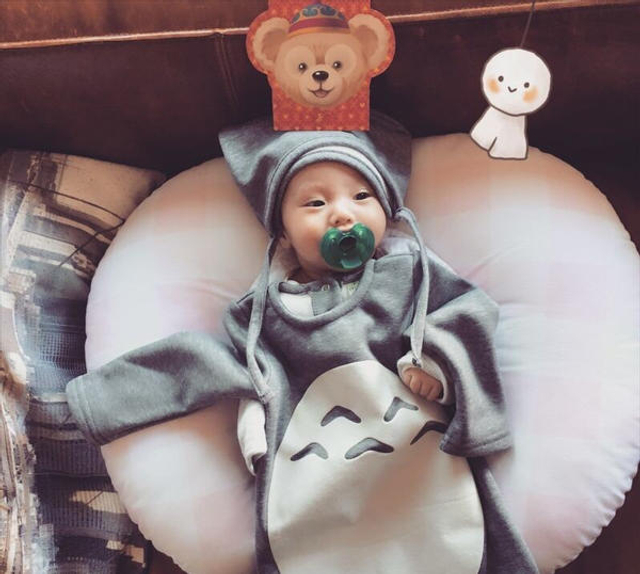 欧弟老婆晒喂女儿吃柠檬照