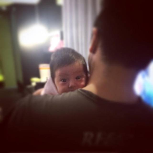 欧弟老婆晒喂女儿吃柠檬照