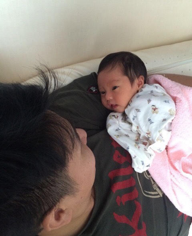 欧弟老婆晒喂女儿吃柠檬照