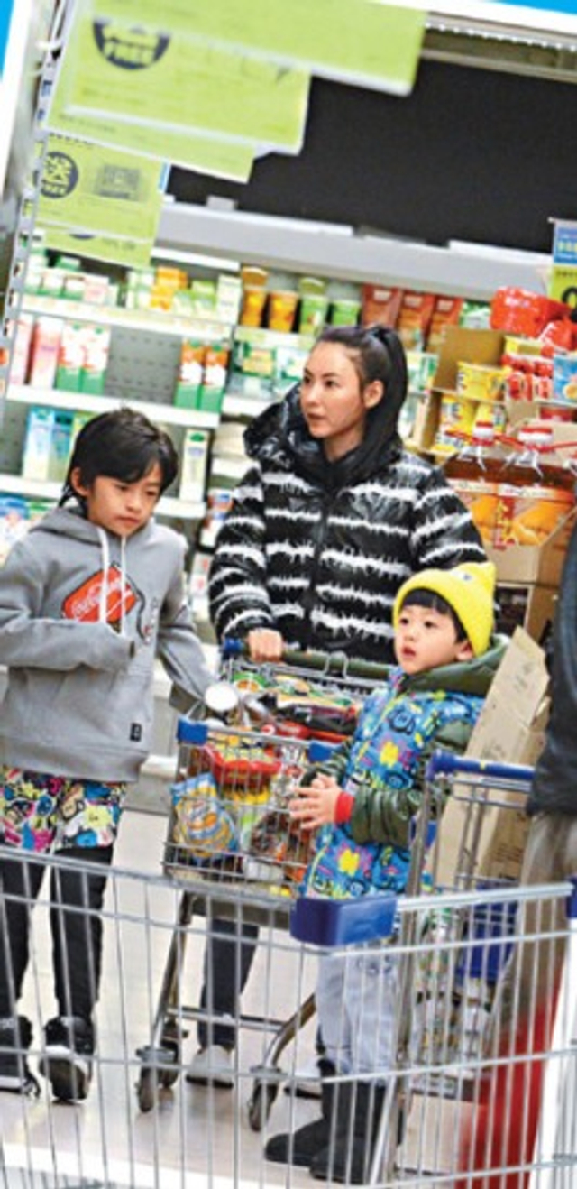 张柏芝帅儿捧甜甜圈不吃:想带回家给妈妈