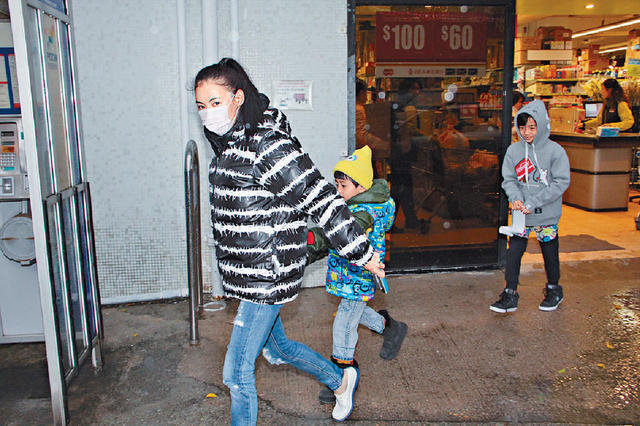 张柏芝帅儿捧甜甜圈不吃:想带回家给妈妈