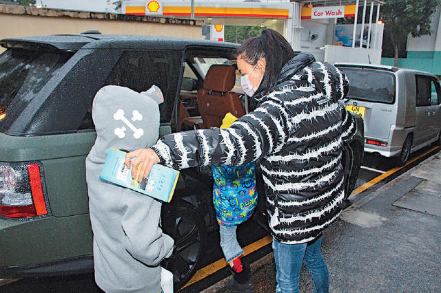 张柏芝帅儿捧甜甜圈不吃:想带回家给妈妈
